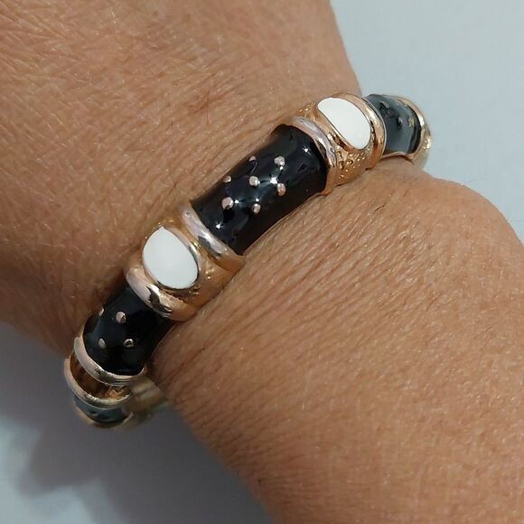 Vintage Black White Enameled Gold Tong Tone Hinged Bangle Bracelet - Picture 1 of 6